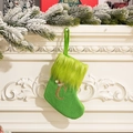 Calza di Natale in maglia verde con bordo in peluche e lettera C ricamata in oro - Lettera C