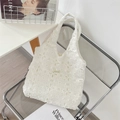 Detalle del bolso tote de encaje blanco bordado en una silla con calados florales - Bolso de Chaleco de Encaje de Leche (Bolso de Mano)