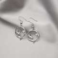 Pendientes de plata con silueta de hada en un aro decorado con circonitas blancas - Anillo Silueta Hada Plateado