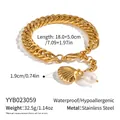 Detalle de pulsera de acero inoxidable bañada en oro 18K con perla y dije de concha - Estilo Concha y Perla Dorada (YYB023059)