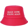 Détail de la broderie blanche sur le chapeau bob en coton rouge de haute qualité - Rose rouge