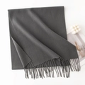 Sciarpa grigio scuro effetto cashmere con frange eleganti, piegata su sfondo bianco - Senza Etichetta / Fumo di Lava