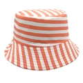 Detail eines orange-weiß gestreiften Fischerhuts aus strukturiertem Baumwollstoff und Nähten - M (56-58cm) / Orange