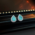 Vue macro de boucles d'oreilles goutte avec pierres bleues taille poire et halo de zircon - 28# Tige en Argent - Goutte d'eau Bleu Cyan