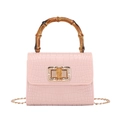 Sac rose à motif croco avec poignée en bambou naturel et fine bandoulière dorée - Rose