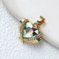 Pendentif cœur doré exquis avec cristal coloré et ailes sur texture blanche - Cœur de Pêche-Coloré