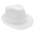 Vista dettagliata di un cappello fedora bianco a strisce nere con design a cima piatta - Bianco (Tesa Curvata All'indietro a Righe)