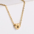 Detail eines massiven Herzanhängers mit 18k Vergoldung und schwarzem Buchstaben B - Buchstabe B