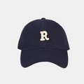 Dettaglio del cappello da baseball in cotone blu navy con ricamo della lettera R - XL (61-65cm) / Blu navy