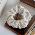 Nahaufnahme von beigem Plüsch-Haargummi mit Bärenmuster und hübscher weißer Schleife-Detail - Cremefarbener Bär Spitzen Scrunchie