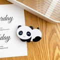 Niedliche schwarz-weiße Panda-Haarklammer aus Acetat auf minimalistischem Holzboden - Fröhlicher Panda Entenschnabel Clip