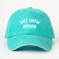 Vue détaillée de la casquette en coton délavé bleu sarcelle avec imprimé SHIT SHOW SUPERVISOR - Bleu lac