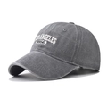 Dettaglio del ricamo bianco LOS ANGELES 1950 su cappellino in cotone grigio lavato - Grigio