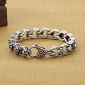 Detalle de pulsera calavera plateada vintage con eslabones punk y textura antigua - Plata Antigua