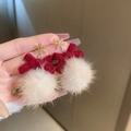 Detail von roten Samtbogen-Ohrringen mit weißer Plüschkugel und goldenem Schneeflocken-Anhänger - Schneeflocke Schleife Bommel Kurz Stil (7#) / Rot