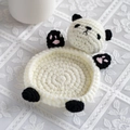 Posavasos de panda hecho a mano a ganchillo en crema y negro con orejas 3D - Posavasos de Panda
