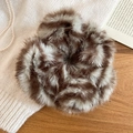 Texture dettagliata dell'elastico in peluche a righe marroni e bianche con finitura in pelliccia - Stile Caffè Bianco