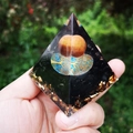 Piramide in resina fatta a mano con simbolo dell'albero della vita e scaglie d'oro interne - QK06 Occhio di Tigre Nero / 6cm