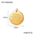 Detalle de colgante grabado en oro de 2,5 cm con texto inspirador para profesores - Cita para Maestros Grabada-XP15790D0W0