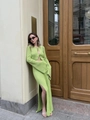 Détail d'un ensemble en maille verte avec top à lacets et jupe à fente haute - Jaune-vert