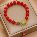 Bracelet vintage avec perles d'agate rouge, accent vert et pendentif Pingan doré - Perle Rouge (7969)