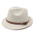 Vue détaillée du chapeau fedora crème avec ruban en cuir brun et boucle dorée - M (56-58cm) / Beige