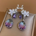Vue macro de boucles d'oreilles fleurs avec pendentifs gouttes en dégradé violet et vert - Branche Violette Goutte d'eau (Tige en Argent 925)