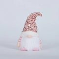 Détail du chapeau à paillettes roses et barbe en fourrure d'un gnome de Noël lumineux - Rose