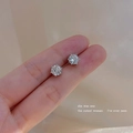 Gros plan de boucles d'oreilles en zircone cubique avec serti classique à six griffes - 6mm / Argenté