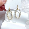 Élégantes boucles d'oreilles ovales dorées avec perles et cristaux sur carte - Or Ovale Perle Strass