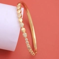 Elegante brazalete dorado con corazones de circonitas pavé sobre fondo color coral - SZ02151 Estilo Corazón Enlazado Aprox 15g