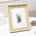 Minimalistischer elfenbeinweißer Holzfotorahmen mit natürlicher Maserung und Kunstdruck - 7 Zoll / Holzmaserung
