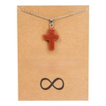 Gros plan du pendentif croix en pierre de sable doré sur chaîne en acier avec carte - Orange/Goldstone Synthétique