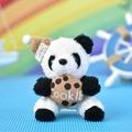 Close-up van een panda pluche sleutelhanger met gebreide muts en koekjesaccessoire. - 12cm / Koekjes Panda