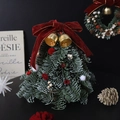 Mini kerstboom met rode strik, gouden bellen en zachte pluche decoratieballen - Bourgondische Roos Simulatie Dennen
