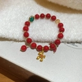Primo piano del braccialetto di perline in agata rossa con ciondolo a cavallo dorato - Stile 5 Ciondolo Cavallo Dorato in Agata Rossa (7#)