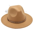 Détail d'un chapeau fedora en laine camel avec triple rangée de perles métalliques - Chameau
