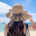 Cappello di paglia intrecciata beige con fiocco a pois neri per vacanze al mare - Cachi (D-173)