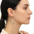 Silberne Creolen mit 5 cm Durchmesser, getragen von einem Modell in der Seitenansicht - 5cm / Gold