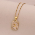 Détail du collier avec pendentif lettre Z en or 18 carats et nacre blanche sertie - Lettre Z
