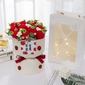 Handgestrickter Erdbeerstrauß in weißer Geschenktüte mit LED-Licht und roter Schleife - 11 Äpfel Strauß + Geschenktüte + LED