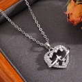 Macro di un ciondolo a cuore in argento traforato con dettagli in zircone e stella - Stile Cuore Traforato con Stella Argento (T026)