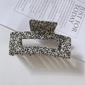 Detail van een grote rechthoekige haarclip van acetaat met een zwart-wit gespikkeld patroon - 10.5cm / Gevlekt Zwart