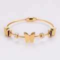 Detalle de pulsera de hilo dorado con mariposas mates y cuentas de circón brillante - Dorado