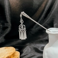 Detalle de horquilla plateada con colgante de clave de sol turquesa y borlas finas - Plata/F231/Borla de Nota Musical