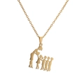 Détail du collier en acier doré avec pendentif silhouette d'une mère et quatre enfants - Chaîne en Acier Inoxydable + 1 Fille 3 Garçons