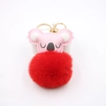 Détail d'un porte-clés koala rose avec pompon rouge et fermoir en métal doré - Rouge