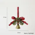 Ornamento natalizio con pigna, campanella, fiocco scozzese rosso e aghi di pino verde - Stile Scozzese A
