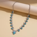 Dettaglio della collana boho argentata con pietre turchesi e perle bianche esposte - Acciaio Inossidabile/Finto Turchese / Stile con Intarsio di Turchese (Collana-Blu)