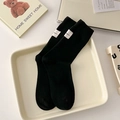 Klassische schwarze gerippte Baumwollsocken mit minimalistischem weißem Stoffetikett - Einheitsgröße / Schwarz
